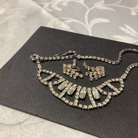 RHINESTONE ESRRING SET. MOMS COLLECTIONS. BLING ๐๐๐๐ - Picture 7 of 12